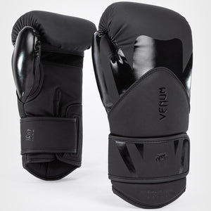 Die Venum Challenger 4.0 Boxhandschuhe in Schwarz kombinieren minimalistisches Design mit fortschrittlicher Technologie. Mit verbesserter Polsterung und stabiler Handgelenksunterstützung sind sie perfekt für ambitionierte Kampfsportler.