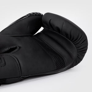 Venum Challenger 4.0 Boxhandschuhe in Schwarz – ideal für Sparring und Sandsacktraining. Die robuste Außenschicht und die mehrschichtige Schaumstoffpolsterung bieten exzellenten Schutz bei jedem Schlag.