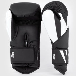 Die Venum Boxhandschuhe Challenger 4.0 in Schwarz/Weiß kombinieren modernes Design mit Funktionalität. Der breite, verstärkte Klettverschluss sorgt für stabilen Sitz und Handgelenksunterstützung bei intensiven Trainingseinheiten.