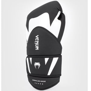 Die Venum Challenger 4.0 Boxhandschuhe verfügen über ein ergonomisches Design, das ein präzises und sicheres Schlaggefühl ermöglicht. Ideal für Sparring und Sandsacktraining in Kampfsportarten wie Muay Thai und Kickboxen.