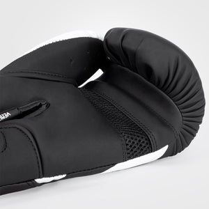 Venum Boxhandschuhe Challenger 4.0 in Schwarz/Weiß – Premium-Boxhandschuhe mit strapazierfähigem PU-Leder und stoßdämpfender Polsterung für maximale Sicherheit beim Sparring. Die ergonomische Passform schützt Handgelenke und Hände und sorgt für Komfort bei jedem Schlag. Ideal für Training und Wettkampf im Boxen, Muay Thai oder Kickboxen.