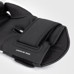 Die Venum Boxhandschuhe Challenger 4.0 in Schwarz/Weiß bieten eine robuste Außenschicht aus PU-Kunstleder und ein atmungsaktives Innenfutter, das Schweiß reduziert und den Tragekomfort erhöht.