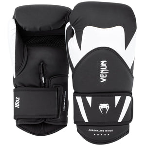 Die Venum Boxhandschuhe Challenger 4.0 in Schwarz/Weiß bieten eine verbesserte Polsterung und überarbeitete Passform für optimale Stabilität bei harten Trainingseinheiten. Ideal für Muay Thai, K1, Kickboxen, Sparring und Sandsacktraining.