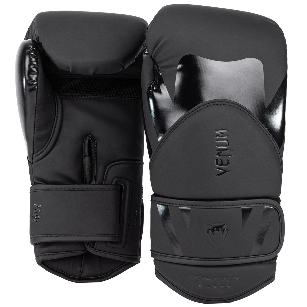 Venum Boxhandschuhe Challenger 4.0 in Schwarz – aus strapazierfähigem PU-Kunstleder gefertigt, bieten diese Handschuhe hervorragende Schlagdämpfung und Komfort. Ideal für intensives Training, Sparring und Wettkämpfe im Boxen, Kickboxen und Muay Thai.