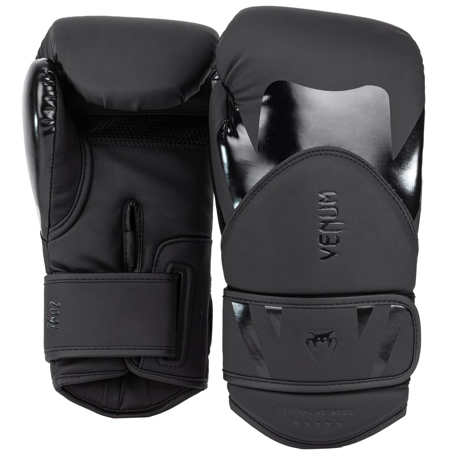 Venum Boxhandschuhe Challenger 4.0 in Schwarz – aus strapazierfähigem PU-Kunstleder gefertigt, bieten diese Handschuhe hervorragende Schlagdämpfung und Komfort. Ideal für intensives Training, Sparring und Wettkämpfe im Boxen, Kickboxen und Muay Thai.
