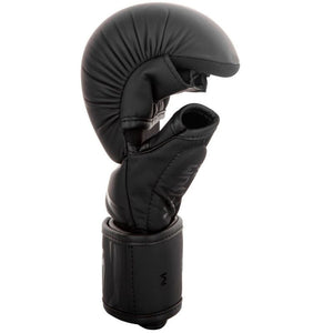 Venum MMA Sparring Gloves Challenger 3.0 in elegantem Schwarz – die Polster absorbiert Aufprälle wirkungsvoll, während der Daumen fixiert ist, um Verletzungen zu minimieren. Ideal im Sparring und Training, auch bei intensiven Einsätzen. Hochwertige Wahl für deine Kampfsport-Ausrüstung.
