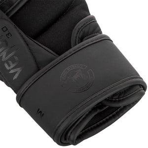 Venum Sparring Gloves Challenger 3.0 in Schwarz – mit offener Handfläche und stabiler Klettverschlusssicherung für gute Bewegungsfreiheit und sicheren Sitz. Der dichte Schaumkern schützt deine Hände und deinen Gegner. Besonders geeignet für Grappling-Techniken und dynamisches Sparring.