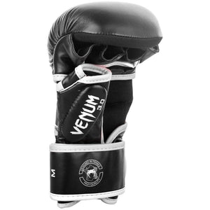 Venum MMA Sparring Gloves Challenger 3.0 Schwarz/Weiß – moderne Handschuhe mit hoher Schutzwirkung und sportlichem Design. Der Daumen ist sicher angebracht, um Verletzungen zu vermeiden, und das Material ist atmungsaktiv. Ideal für intensives Training, Wettkämpfe und tägliche Kampfsport-Sessions.