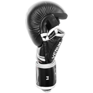 Venum Sparring Gloves Challenger 3.0 in Schwarz/Weiß – robuste Verarbeitung mit doppelschichtigem Schaumkern zum Schutz deiner Hände und deines Trainingspartners. Der Klettverschluss am Handgelenk garantiert stabilen Halt bei schnellen Bewegungen. Ein Must-Have für ambitionierte Kampfsportler.