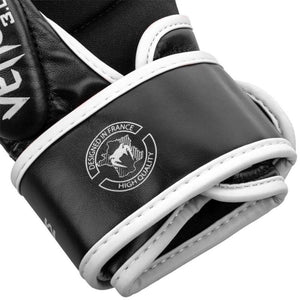 Robuste MMA-Handschuhe von Venum – das Challenger 3.0 Modell in Schwarz/Weiß verbindet klassischen Look mit funktionalem Design. Die Polsterung dämpft Schläge wirksam ab, während die Flexzonen Bewegung und Komfort ermöglichen. Perfekt für dein Sparring in MMA, Kickboxen oder Muay Thai.