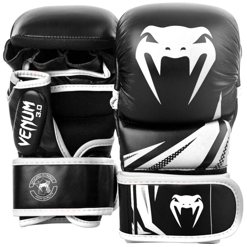 Venum MMA Sparring Gloves Challenger 3.0 in Schwarz/Weiß – hochwertige Kampfsport-Handschuhe mit stoßdämpfendem Injektionsschaum für maximalen Schutz bei Training und Sparring. Der ergonomische Schnitt und Klettverschluss sorgen für sicheren Sitz und Bewegungsfreiheit. Optimal für intensives MMA-, Box- und Kickboxtraining.