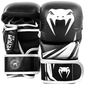 Venum MMA Sparring Gloves Challenger 3.0 in Schwarz/Weiß – hochwertige Kampfsport-Handschuhe mit stoßdämpfendem Injektionsschaum für maximalen Schutz bei Training und Sparring. Der ergonomische Schnitt und Klettverschluss sorgen für sicheren Sitz und Bewegungsfreiheit. Optimal für intensives MMA-, Box- und Kickboxtraining.