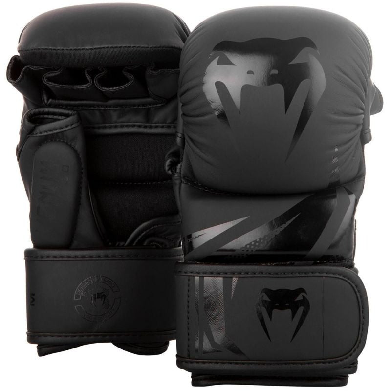 Venum MMA Sparring Gloves Challenger 3.0 in Schwarz – mit hochwertigem Injektionsschaum für optimale Schlagabsorption im Kampfsport. Ideal für intensives Training in MMA, Boxen oder Kickboxen. Entwickelt für Athleten, die auf Schutz und Leistung setzen.