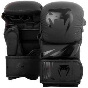 Venum MMA Sparring Gloves Challenger 3.0 in Schwarz – mit hochwertigem Injektionsschaum für optimale Schlagabsorption im Kampfsport. Ideal für intensives Training in MMA, Boxen oder Kickboxen. Entwickelt für Athleten, die auf Schutz und Leistung setzen.