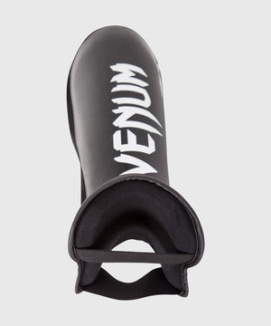 Leistungsstarker Kampfsport-Schienbeinschoner von Venum – das Challenger Modell in Schwarz/Weiß bietet Schutz bei harten Sparrings und Wettkämpfen. Dank der dichten Polsterstruktur und geschickten Konstruktion bleibt das Gewicht gering, ohne Kompromisse bei der Sicherheit. Passend für Kampfsportarten wie Kickboxen, MMA oder Muay Thai.