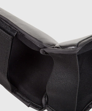 Dieser Venum Challenger Schienbeinschoner kombiniert schlichtes Schwarz/Weißes Design mit maximaler Schutzwirkung für Schienbein und Spann. Perfekt für Sparring und hartes Training – auch bei schnellen Beintechniken bleibt der Schoner stabil. Für Kampfsportler, die Wert auf Qualität und Performance legen.