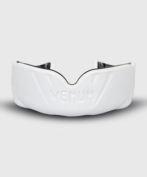 Dank der Nextfit Gel-Technologie passt sich der Venum Challenger Mundschutz individuell an dein Gebiss an und sorgt für einen sicheren Sitz während des Trainings.