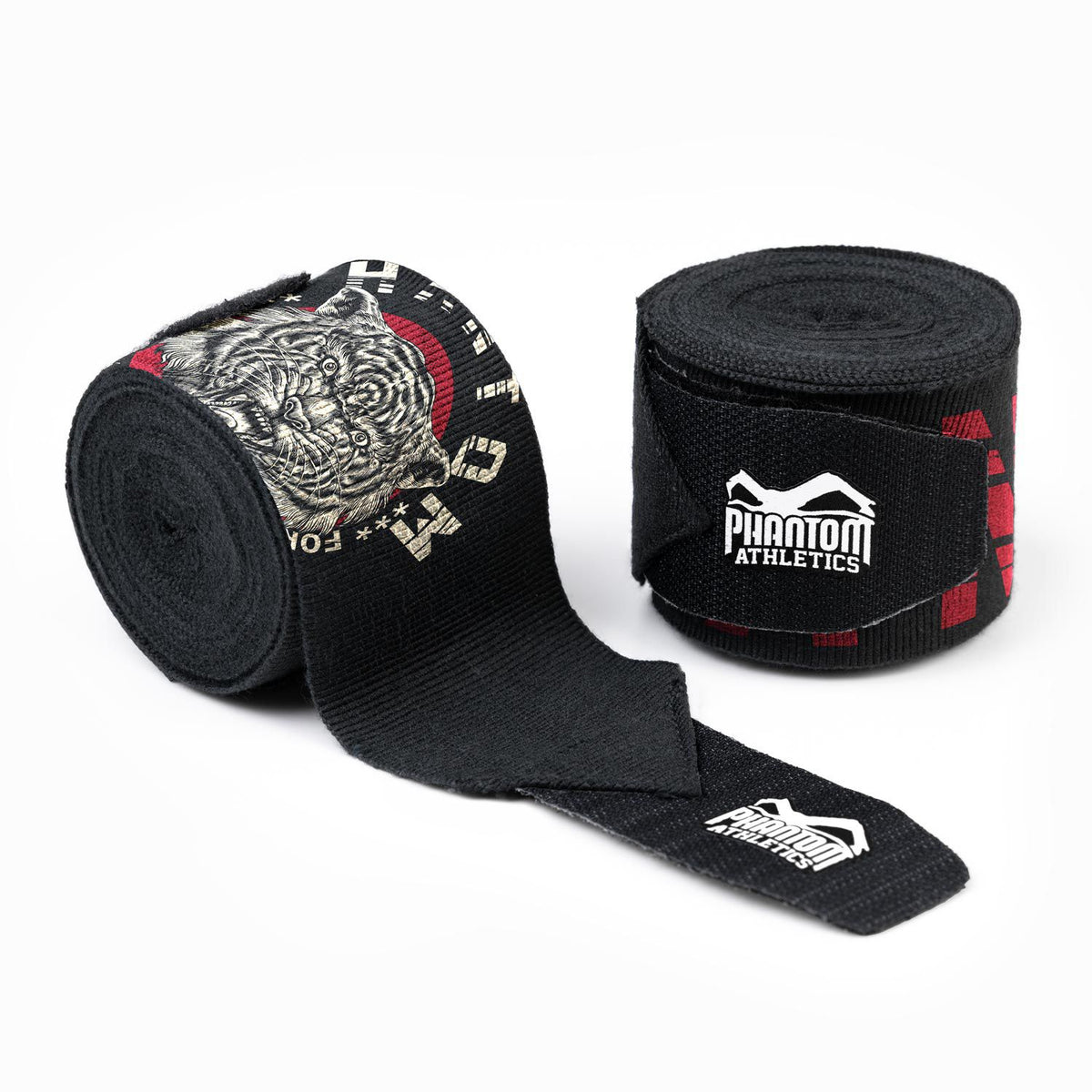 Boxbandagen Camo Tiger – Diese hochwertigen Phantom Athletics Bandagen bieten Kampfsportlern optimalen Schutz und Stabilität für Hände und Handgelenke beim Training in MMA, Boxen, Muay Thai oder Kickboxen. Entwickelt für intensives Sparring und Training, garantieren sie dank halb-elastischem Material und sicherem Klettverschluss einen festen Sitz ohne unangenehmes Einschnüren. Die robusten Bandagen unterstützen deine Performance und unterstreichen die Premium-Qualität der Marke im professionellen Kampfsport