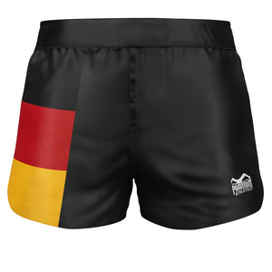 Die Phantom Athletics Fightshorts Fusion-R Germany in Schwarz-Rot-Gold bieten maximale Bewegungsfreiheit für intensives MMA, Muay Thai und Grappling Training. Das ultraleichte, reißfeste Material und der athletische Schnitt machen sie zur idealen Wahl für anspruchsvolle Kampfsportler.