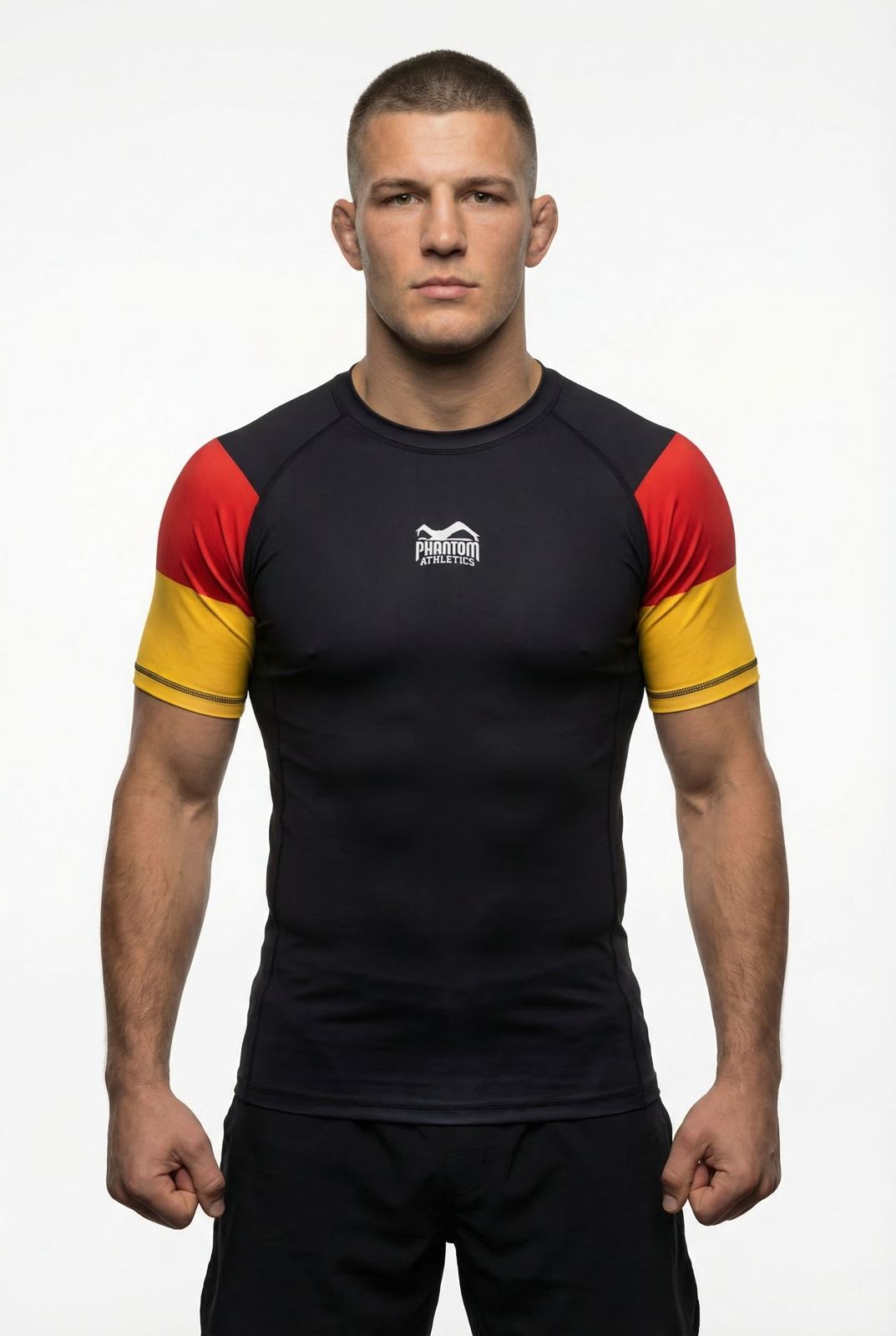 Der Phantom Athletics Rashguard Germany Shortsleeve in Schwarz-Rot-Gold bietet maximale Performance für intensives MMA, Grappling und Jiu-Jitsu Training. Das atmungsaktive, elastische Kompressionsmaterial sorgt für optimalen Halt, volle Bewegungsfreiheit und schützt die Haut bei Sparring und Bodenkampf.