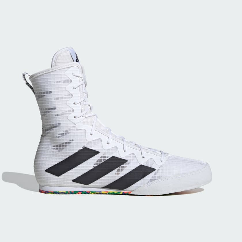 Die adidas Box Hog 4 Boxschuhe in Weiß bieten dir perfekten Grip und Stabilität im Ring – ideal für präzise Beinarbeit im Boxen und anderen Kampfsportarten. Ihr leichtes Design unterstützt schnelle Bewegungen und Richtungswechsel.