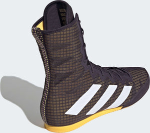Die adidas Box Hog 4 in Lila sind speziell für die Anforderungen des Boxsports entwickelt. Sie geben dir sicheren Halt, fördern deine Beweglichkeit und bringen deine Leistung auf das nächste Level.