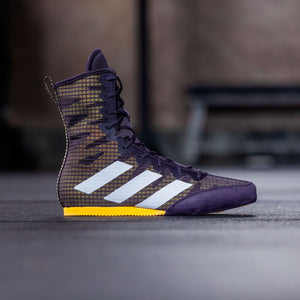Diese lila Boxschuhe von adidas bieten hervorragenden Grip und festen Halt bei jedem Schritt. Perfekt geeignet für schnelle Richtungswechsel im Sparring und bei intensiven Trainingseinheiten.