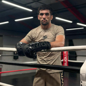 Phantom Athletics Boxing Gloves Apex Laced für intensives Kampfsporttraining. Perfekt für Boxen, Kickboxen und Muay Thai, mit hochwertiger Schnürung für optimalen Halt und Stabilität.