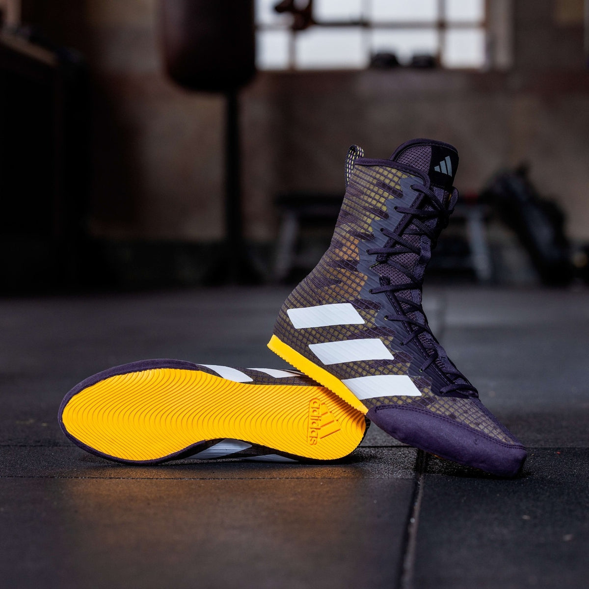 Die adidas Box Hog 4 in Lila überzeugen mit einem sportlichen Design und technischer Raffinesse. Sie sind die perfekte Wahl für Boxer, die im Ring mit Stabilität und Stil glänzen wollen.