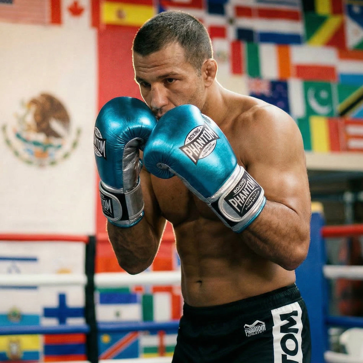 Die Phantom Athletics Boxhandschuhe Mexico in Hellblau/Silber kombinieren auffälliges Design mit hochwertiger Performance für intensives Boxen, MMA und Kickboxen. Die ergonomische Passform und die starke Polsterung sorgen für präzise Schlagführung und optimalen Schutz im Sparring und Training.