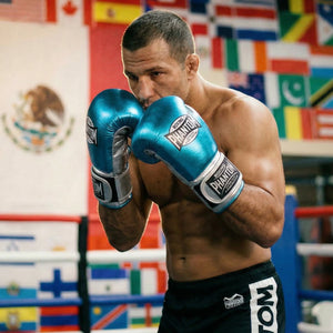 Die Phantom Athletics Boxhandschuhe Mexico in Hellblau/Silber kombinieren auffälliges Design mit hochwertiger Performance für intensives Boxen, MMA und Kickboxen. Die ergonomische Passform und die starke Polsterung sorgen für präzise Schlagführung und optimalen Schutz im Sparring und Training.