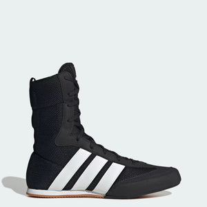 Die schwarze Farbvariante der Adidas Box Hog Classic unterstreicht den klassischen Look im Kampfsport. Perfekt für Athleten, die auf Performance und zeitloses Design setzen.