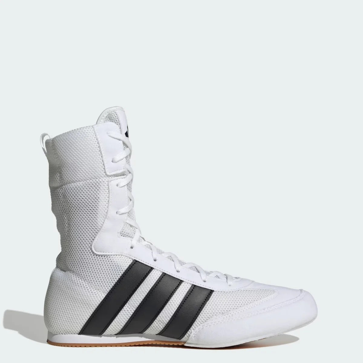 Die Adidas Box Hog Classic in Weiß sind vielseitige Boxschuhe für ambitionierte Athleten im Kampfsport. Sie bieten Stabilität, Komfort und Kontrolle bei jeder Trainingseinheit.