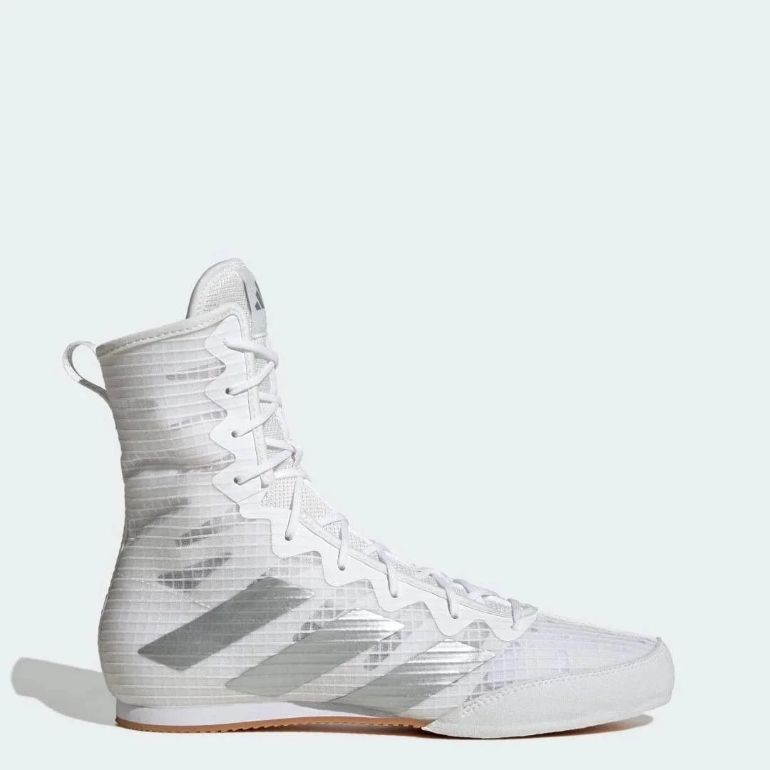 Die White/Silver Farbvariante der Adidas Box Hog 4 unterstreicht einen cleanen, sportlichen Look für leistungsorientierte Kampfsportler. Entwickelt für schnelle Bewegungen und hohe Belastung im Training.