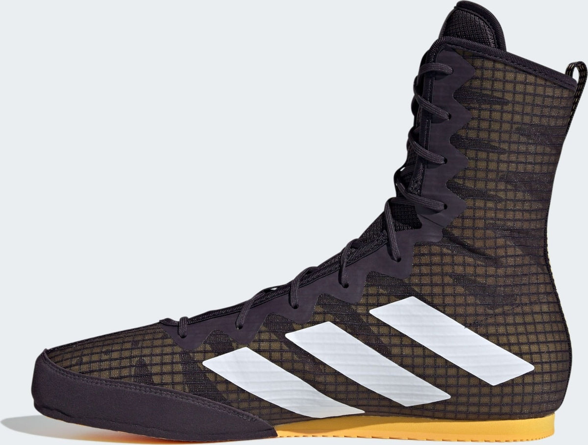 Leichte und atmungsaktive Box Hog 4 Schuhe von adidas in kräftigem Lila. Entwickelt für Boxer, die sich auf Geschwindigkeit, Präzision und Standfestigkeit im Boxsport verlassen müssen.