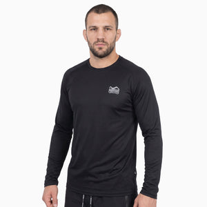 Das Phantom Athletics Trainingsshirt TACTIC V Langarm in Schwarz kombiniert atmungsaktives Performance-Material mit einer sportlichen Passform für maximale Bewegungsfreiheit. Die hochwertige Kampfsportbekleidung eignet sich ideal für MMA, Boxen, Kickboxen, Muay Thai, Grappling und intensive Trainingseinheiten im Gym.