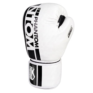 Die weißen Phantom Athletics APEX Boxhandschuhe bieten zuverlässige Polsterung und Kontrolle bei kraftvollen Schlägen und schnellen Kombinationen. Die hochwertige Kampfsportausrüstung eignet sich für Sandsacktraining, Pratzentraining, Sparring und intensive Boxeinheiten.