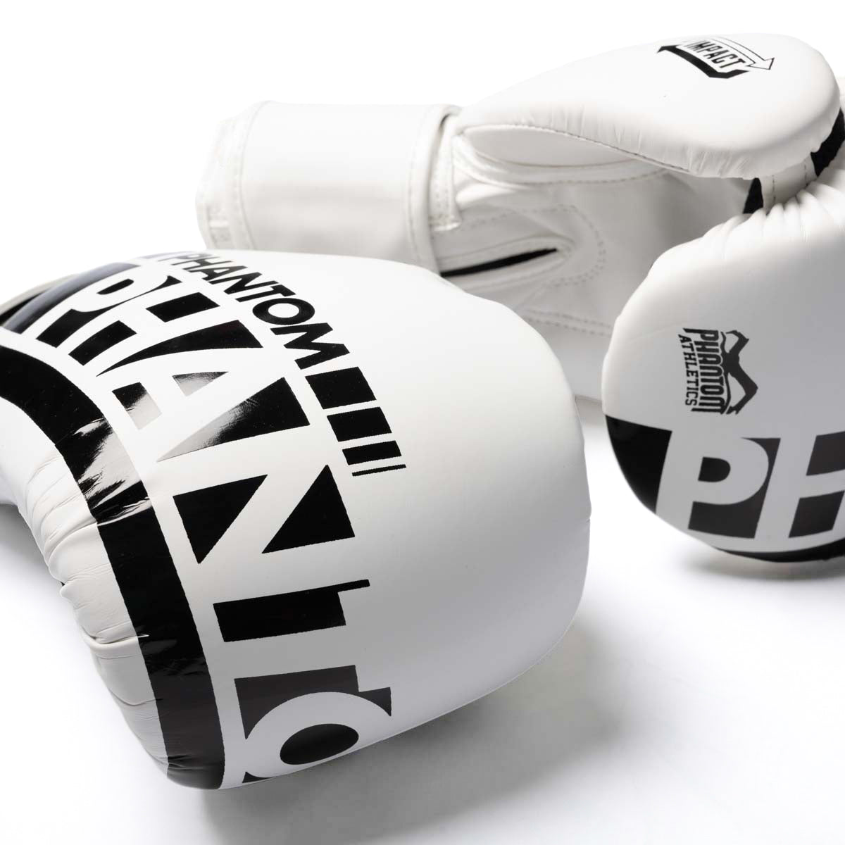Die weißen Phantom Athletics Boxhandschuhe APEX Whiteout wurden für maximale Kontrolle bei jedem Schlag entwickelt. Die hochwertige Kampfsportausrüstung unterstützt Fighter beim Boxen, Kickboxen und Muay Thai während Techniktraining, Pratzenarbeit und intensiven Workouts.