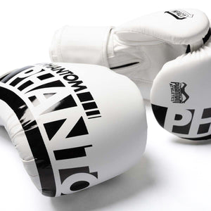 Die weißen Phantom Athletics Boxhandschuhe APEX Whiteout wurden für maximale Kontrolle bei jedem Schlag entwickelt. Die hochwertige Kampfsportausrüstung unterstützt Fighter beim Boxen, Kickboxen und Muay Thai während Techniktraining, Pratzenarbeit und intensiven Workouts.