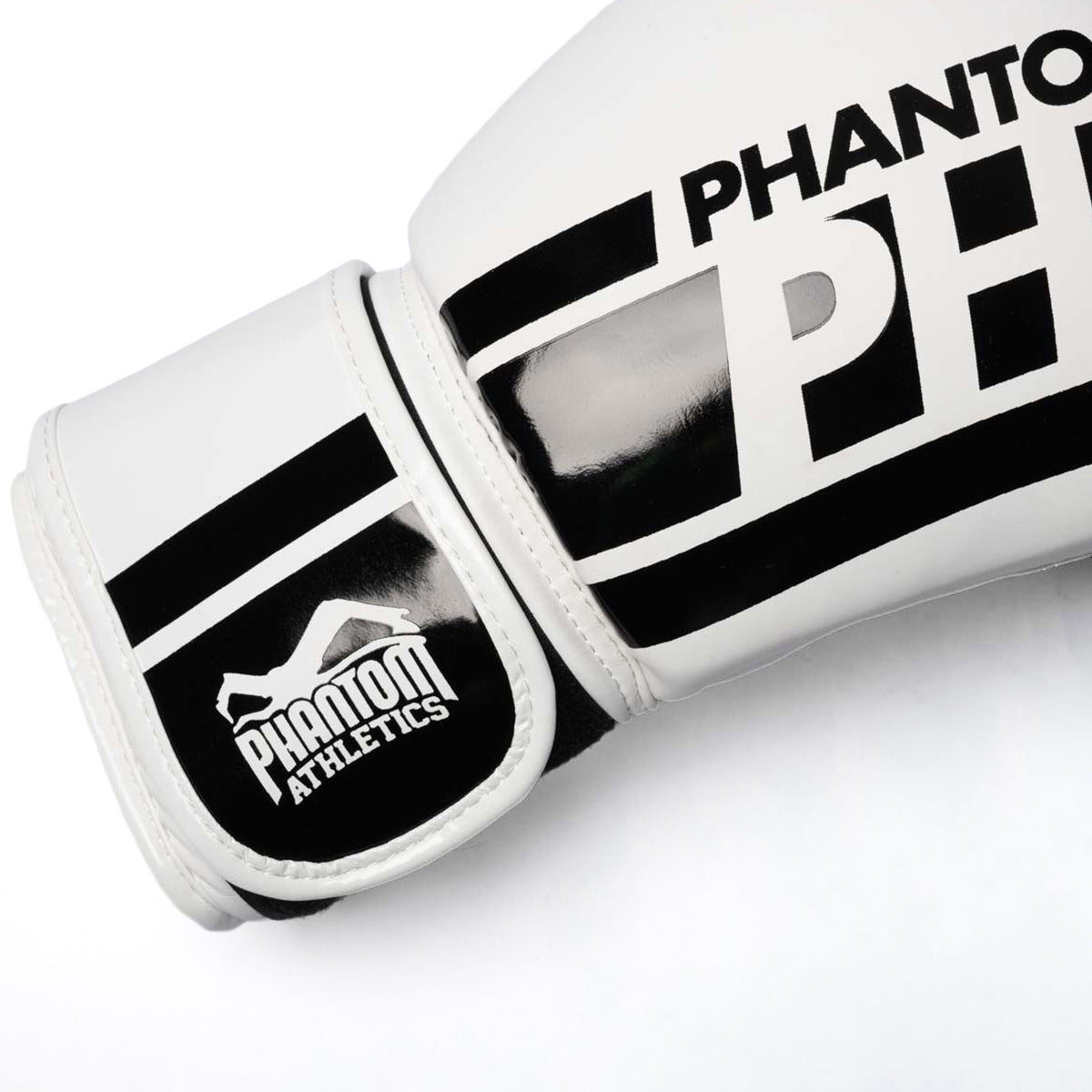 Die Phantom Athletics APEX Whiteout Boxhandschuhe kombinieren moderne Kampfsport-Ästhetik mit einem cleanen weißen Look für ambitionierte Fighter. Die Boxhandschuhe eignen sich für regelmäßiges Training im Boxen, MMA, Kickboxen und Muay Thai.