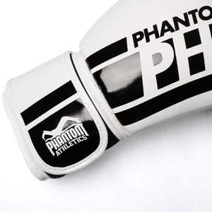 Die Phantom Athletics APEX Whiteout Boxhandschuhe kombinieren moderne Kampfsport-Ästhetik mit einem cleanen weißen Look für ambitionierte Fighter. Die Boxhandschuhe eignen sich für regelmäßiges Training im Boxen, MMA, Kickboxen und Muay Thai.