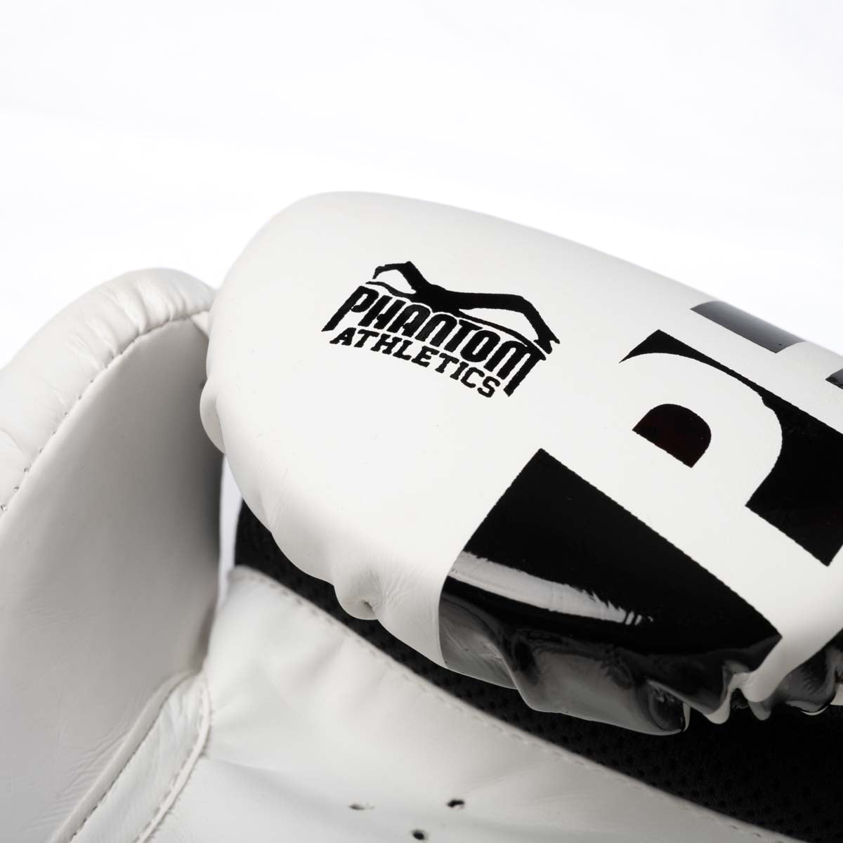 Die Phantom Athletics Boxhandschuhe APEX Whiteout stehen für moderne Kampfsportausrüstung mit klarer Ästhetik und hoher Funktionalität. Das weiße Design und die verschiedenen Größen von 10 bis 16 Oz machen sie zu vielseitigen Trainingshandschuhen für Boxen, Muay Thai und Kickboxen.