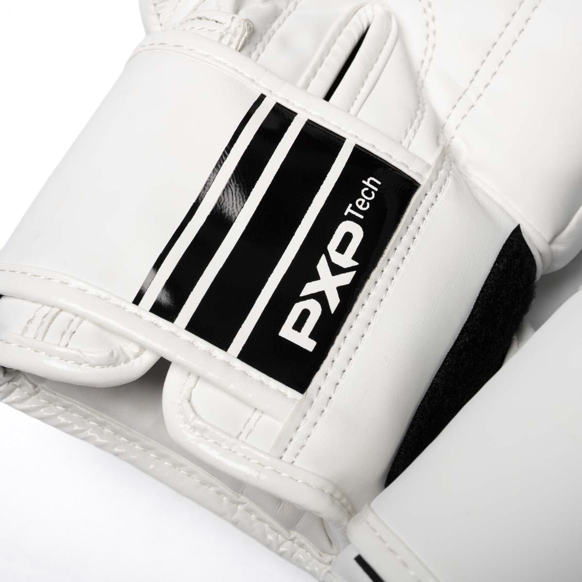 Mit den weißen Phantom Athletics APEX Boxhandschuhen trainieren Kampfsportler kraftvolle Schläge, präzise Kombinationen und saubere Techniken. Die hochwertigen Boxhandschuhe sind eine vielseitige Wahl für Sandsack, Pratzen, Sparring und Partnertraining.