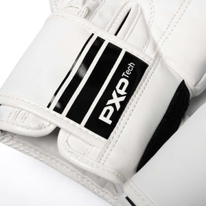 Mit den weißen Phantom Athletics APEX Boxhandschuhen trainieren Kampfsportler kraftvolle Schläge, präzise Kombinationen und saubere Techniken. Die hochwertigen Boxhandschuhe sind eine vielseitige Wahl für Sandsack, Pratzen, Sparring und Partnertraining.