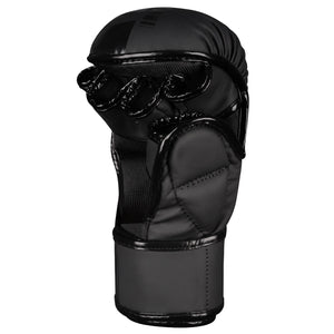 Mit den Phantom Athletics MMA Sparring Handschuhen APEX Blackout erhalten Fighter hochwertige Kampfsportausrüstung für intensives Sparring und Techniktraining. Der verlängerte Klettverschluss stabilisiert das Handgelenk bei MMA, Striking und dynamischen Kombinationen.