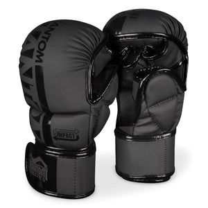 Die Phantom Athletics MMA Sparring Handschuhe APEX Blackout kombinieren extra dicke High-Tech-Polsterung mit einem komplett schwarzen Design für intensives Kampfsporttraining. Die hochwertigen MMA Handschuhe eignen sich ideal für Sparring, Striking, Clinch und Grappling.