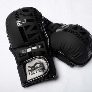 Die Phantom Athletics APEX Blackout MMA Handschuhe verbinden einen cleanen schwarzen Fighter-Look mit funktionellem Schutz für anspruchsvolles Kampfsporttraining. Extra starke Polsterung und zusätzliche Daumenpolsterung unterstützen sicheres Sparring im MMA.