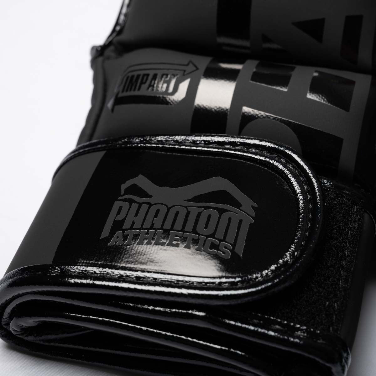 Mit den Phantom Athletics MMA Sparring Handschuhen APEX Blackout trainieren Kampfsportler Schläge, Grappling und Übergänge unter realistischen Bedingungen. Die dicke Polsterung schützt Hände und Trainingspartner bei intensivem MMA Sparring und anspruchsvollen Technik-Einheiten.
