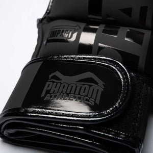 Mit den Phantom Athletics MMA Sparring Handschuhen APEX Blackout trainieren Kampfsportler Schläge, Grappling und Übergänge unter realistischen Bedingungen. Die dicke Polsterung schützt Hände und Trainingspartner bei intensivem MMA Sparring und anspruchsvollen Technik-Einheiten.