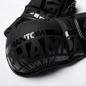 Die Phantom Athletics APEX Blackout MMA Sparring Handschuhe bestehen aus robustem PU-Material und sind zu 100 Prozent vegan verarbeitet. Mit etwa 6 bis 7 oz verbinden die hochwertigen MMA Handschuhe Schutz, Kontrolle und Bewegungsfreiheit beim Kampfsporttraining.